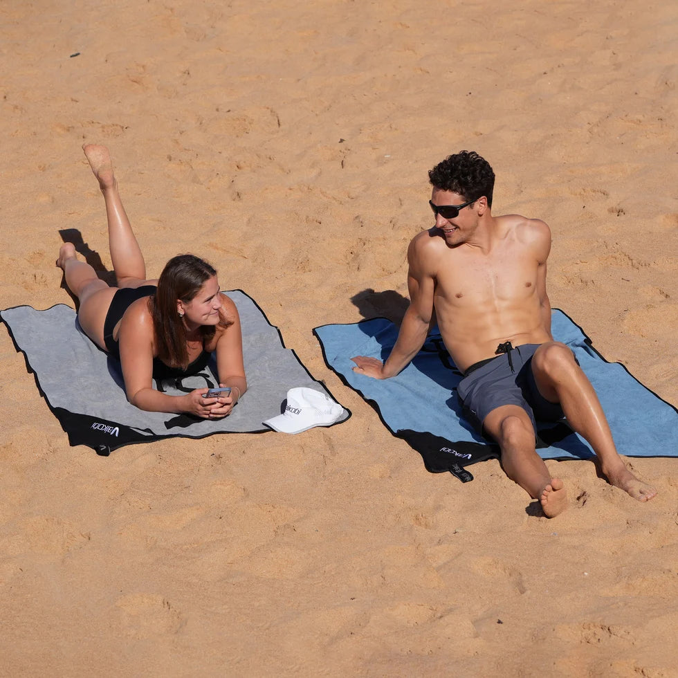 Vaikobi Beach Towel with Zip Pocket