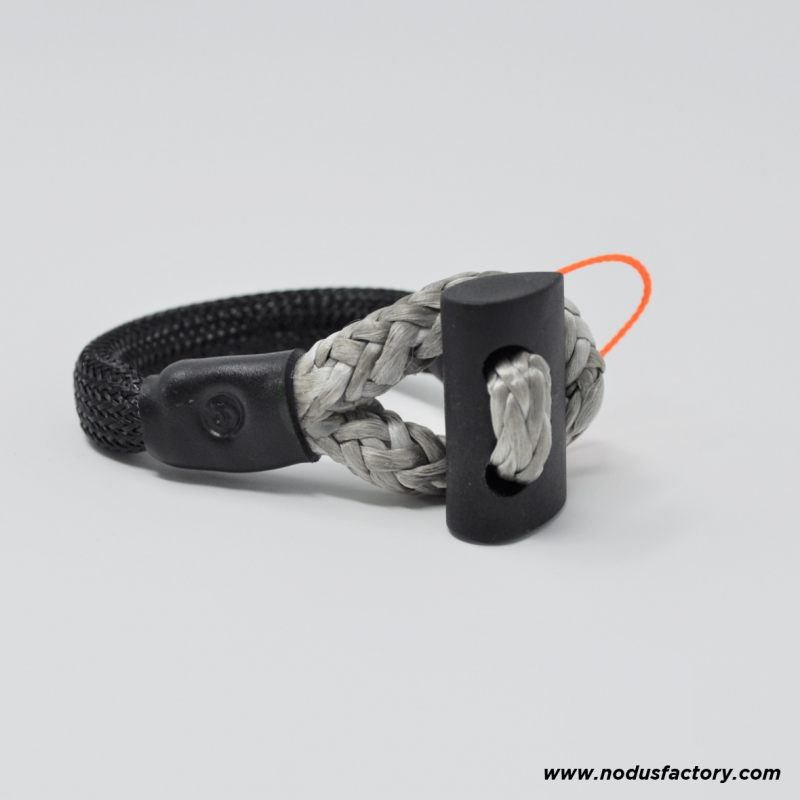 Nodus Halyard and Sheet Shackle CS3 with Dyneema Sheath